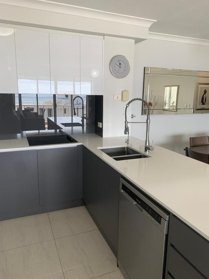 Stunning 2 Bedroom Ocean View Apartment Голд-Кост Экстерьер фото