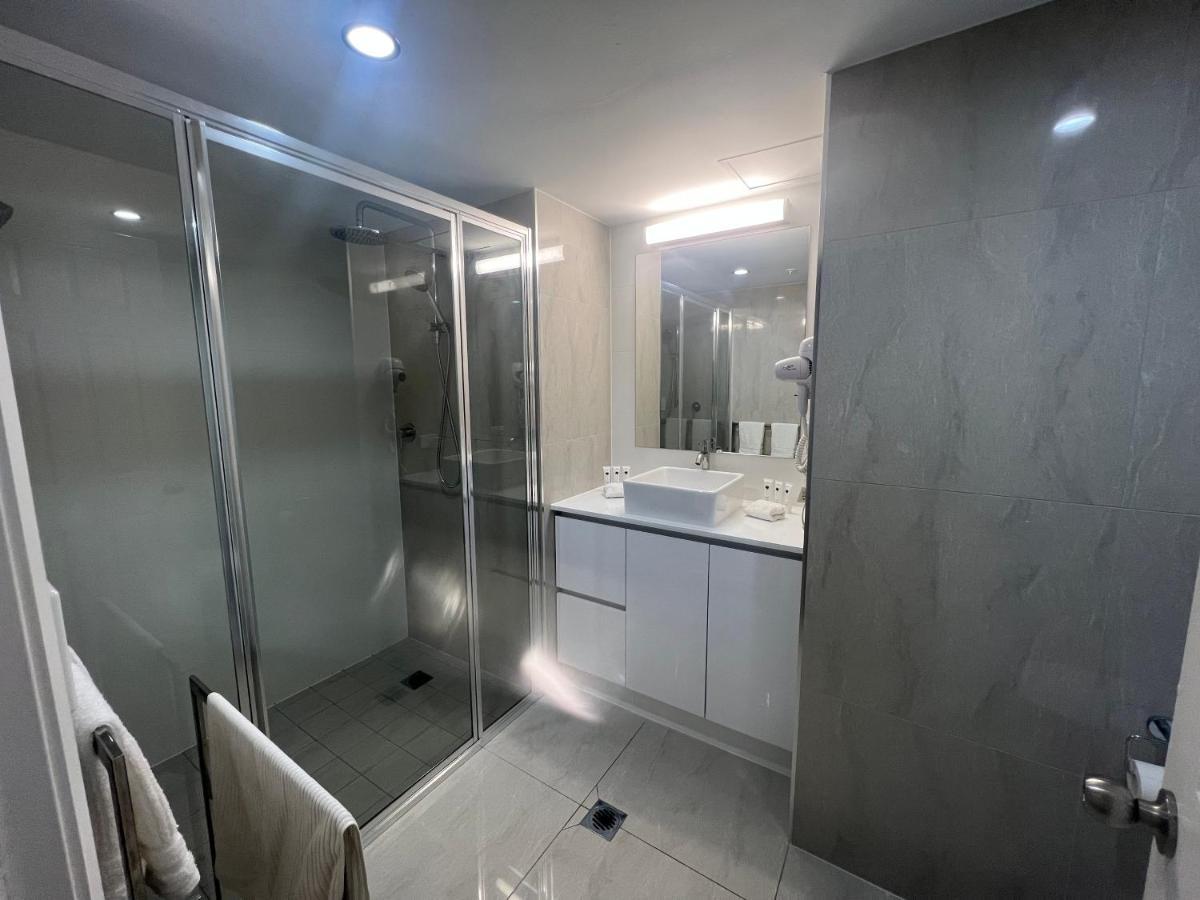 Stunning 2 Bedroom Ocean View Apartment Голд-Кост Экстерьер фото